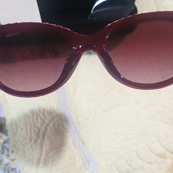 Women's red coach sunglasses in the box with gold chains on the top of the eye - Picture 7 of 10